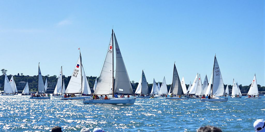 Verschiedene Segelboote auf einem sonnigen Event.