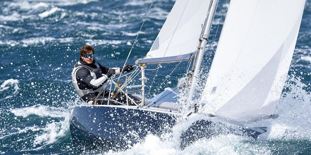 Fortgeschrittenes Segelboot-Training mit einem erfahrenen Segler.